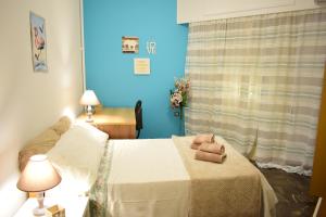 sypialnia z łóżkiem z dwoma ręcznikami w obiekcie Mary's Apt 2bedrooms in Allou Fun Park West Athens by MK w Pireusie