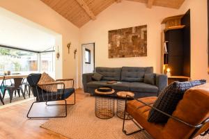 sala de estar con sofá y sillas en Maison moderne à deux pas de la mer, en Noirmoutier-en-l'Île