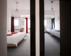 een slaapkamer met een bed en twee bedden. bij Modern 2 Bedroom Apartment Next to Metro - Marousi in Athene