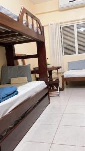 sypialnia z 2 łóżkami piętrowymi i stołem w obiekcie Hostel Filhos da Promessa w mieście Tucuruí