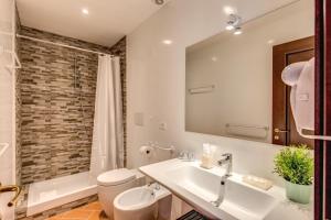 Koupelna v ubytování Piccolo Trevi Suites + 48 fotografií
