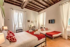 Postel nebo postele na pokoji v ubytování Piccolo Trevi Suites