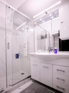 Ένα μπάνιο στο Modern 2 Bedroom Apartment Next to Metro - Marousi