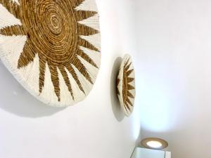 duas peças de arte penduradas numa parede em Cave Suite by LLB Villas - Sea & Sunset View em Míconos