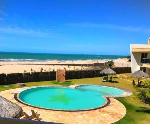 una piscina con vistas a la playa en Vilas na Praia Residence Canoa Quebrada CE Ap 10 Superior com vista geral da Praia e Dunas e com privacidade total, en Canoa Quebrada