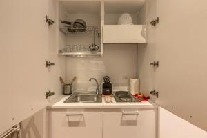 Η κουζίνα ή μικρή κουζίνα στο Piccolo Trevi Suites