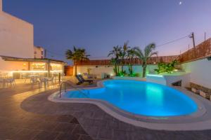 basen na środku patio w obiekcie Hotel Boutique Sibarys - Adults Recommended w mieście Nerja