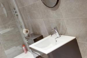 Un baño con lavabo y ducha en Mathew Street City Centre Apartments by Happy Days, en Liverpool 23 fotos más