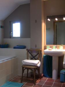 Ванна кімната в Maison d'hôtes Marimpoey