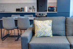 un sofá con una almohada en la cocina en Mathew Street City Centre Apartments by Happy Days, en Liverpool
