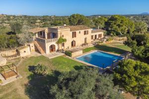 vista aerea di una casa con piscina di Es turo d Eivissa a Ses Salines