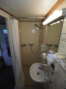 Een badkamer bij Hotelboat Allure