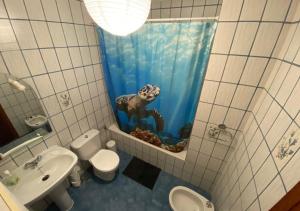 baño con cortina de ducha de pulpo y aseo en CASA LOS PILARES, en San Bartolomé de Pinares 26 fotos más