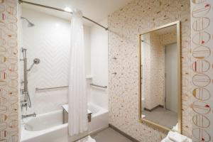 Un baño de Holiday Inn Columbia - Downtown by IHG 27 fotos más