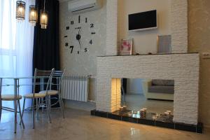 Telewizja i/lub zestaw kina domowego w obiekcie Apartment Crystal na Revolutsii