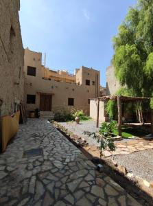 einen Steinweg vor einem Gebäude in der Unterkunft Omani House Inn نزل البيت العماني in Nizwa