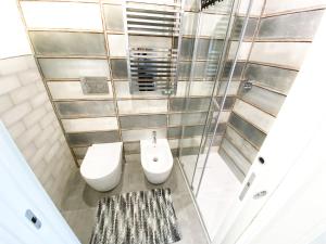 een badkamer met 2 toiletten en een douche bij New Agriloft 2 Industrial- Giardino, clima , Wi-Fi a 50 mt dal mare in Bordighera