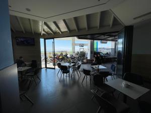 Ein Restaurant mit Tischen und Stühlen, im Hintergrund Motorräder. in der Unterkunft Hotel Kresko in Lushnjë