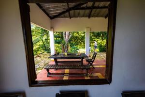 una mesa y sillas en un porche cubierto en Casa AliBri, en Santa Marta