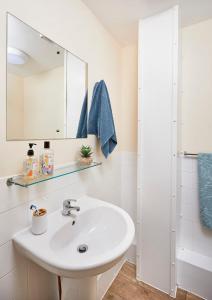 a white bathroom with a sink and a mirror at iQ Ty Willis House in Bangor 3 Min Walk to Bangor Station in Bangor +62 photos