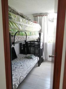 - un couloir avec 2 lits superposés dans une chambre dans l'établissement Hermoso apartamento con piscina., à Flandes