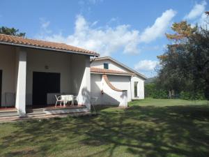 a white house with a table and chairs in a yard at Case Vacanze Valdilago in Bolsena