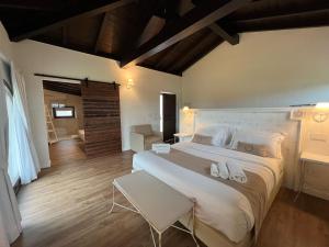 um quarto com uma cama grande e chinelos em Corte Maddalena Camere em Capoterra
