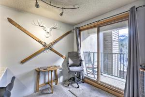 Habitación con escritorio, silla y ventana. en Cozy Ski-InandOut Winter Park Studio with Hot Tubs!, en Winter Park 22 fotos más