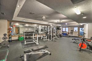 Fitness centrum a/nebo fitness zařízení v ubytování Cozy Ski-InandOut Winter Park Studio with Hot Tubs!