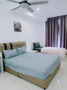 ジョージタウンにあるMansion One Comfy Homestayのベッド2台と天井ファン付きの寝室