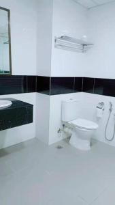ジョージタウンにあるMansion One Comfy Homestayのトイレと洗面台を備えた白いバスルーム