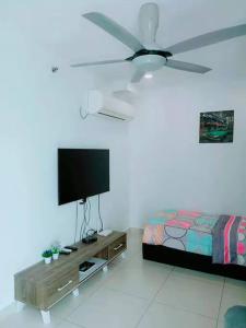 ジョージタウンにあるMansion One Comfy Homestayのベッドと薄型テレビのある寝室