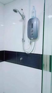 ジョージタウンにあるMansion One Comfy Homestayのバスルーム(シャワー、石鹸ディスペンサー付)