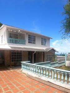 una gran casa blanca con una escalera delante de ella en Queen Elizabeth Natural Luxury, en San Andrés
