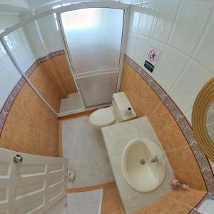baño con aseo y escalera redonda en Queen Elizabeth Natural Luxury en San Andrés