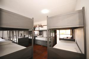 a room with three bunk beds in a room at Che Lagarto Hostel Búzios in Búzios +24 photos