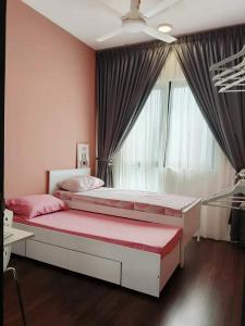 Ai Smart Home , Bangsar South tesisinde bir odada yatak veya yataklar