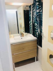 Ένα μπάνιο στο L'APPART'MARCEL*T1bis*FIBRE*PARKING*CHEK-IN*24/24