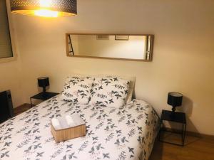 Ένα ή περισσότερα κρεβάτια σε δωμάτιο στο L'APPART'MARCEL*T1bis*FIBRE*PARKING*CHEK-IN*24/24