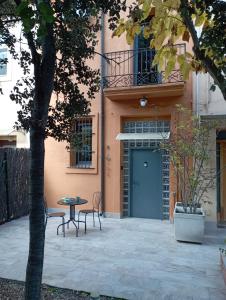 un patio con mesa y sillas frente a un edificio en House near Barcelona/F1 circuit, en Montmeló