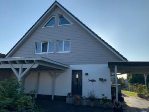a house with a gambrel roof at Appartement Meerzeit - a62529 in Laboe