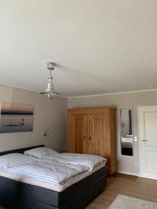- une chambre avec un lit et un plafond dans l'établissement Appartement Meerzeit - a62529, à Laboe