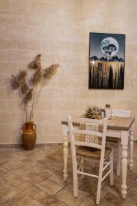 ein Esszimmer mit einem Tisch und einem Stuhl in der Unterkunft Antichi Orizzonti in Matera