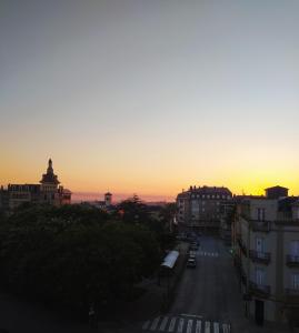 uma rua da cidade com um pôr-do-sol ao fundo em NAMOR - Atico Zen em Ribadeo