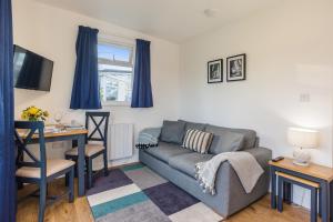 sala de estar con sofá, mesa y escritorio en 429 Norton Park, en Dartmouth