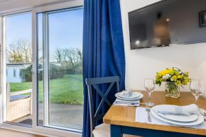 comedor con mesa y puerta corredera de cristal en 429 Norton Park, en Dartmouth