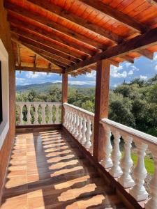 メデジンにあるFinca vista verde hostal mágico!の眺めの良い家のバルコニー