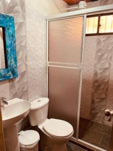 un baño con inodoro y ducha en Finca campestre mi retoño, en Medellín