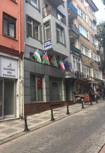 イスタンブールにあるカデュキョイ ケルヴァンサライ ホテルの市通路脇の建物