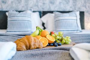 a tray of fruit sitting on a bed at Rest&Recharge at Waterway House (4 Bedrooms, 7 Beds, 2 Bathrooms, Free parking) in Manchester